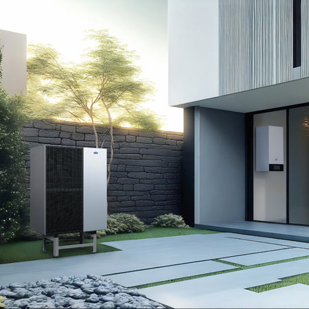 Ausseneinheit der Carrier AquaSnap AWH-NG vor modernem Haus mit Garten, weisse Fassade und Natursteine | klimaworld.com