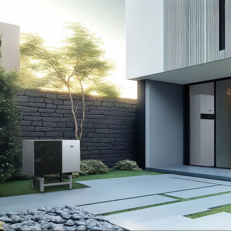 Ausseneinheit der Carrier AquaSnap AWH-NGA vor modernem Haus mit Garten, weisse Fassade und Natursteine | klimaworld.com