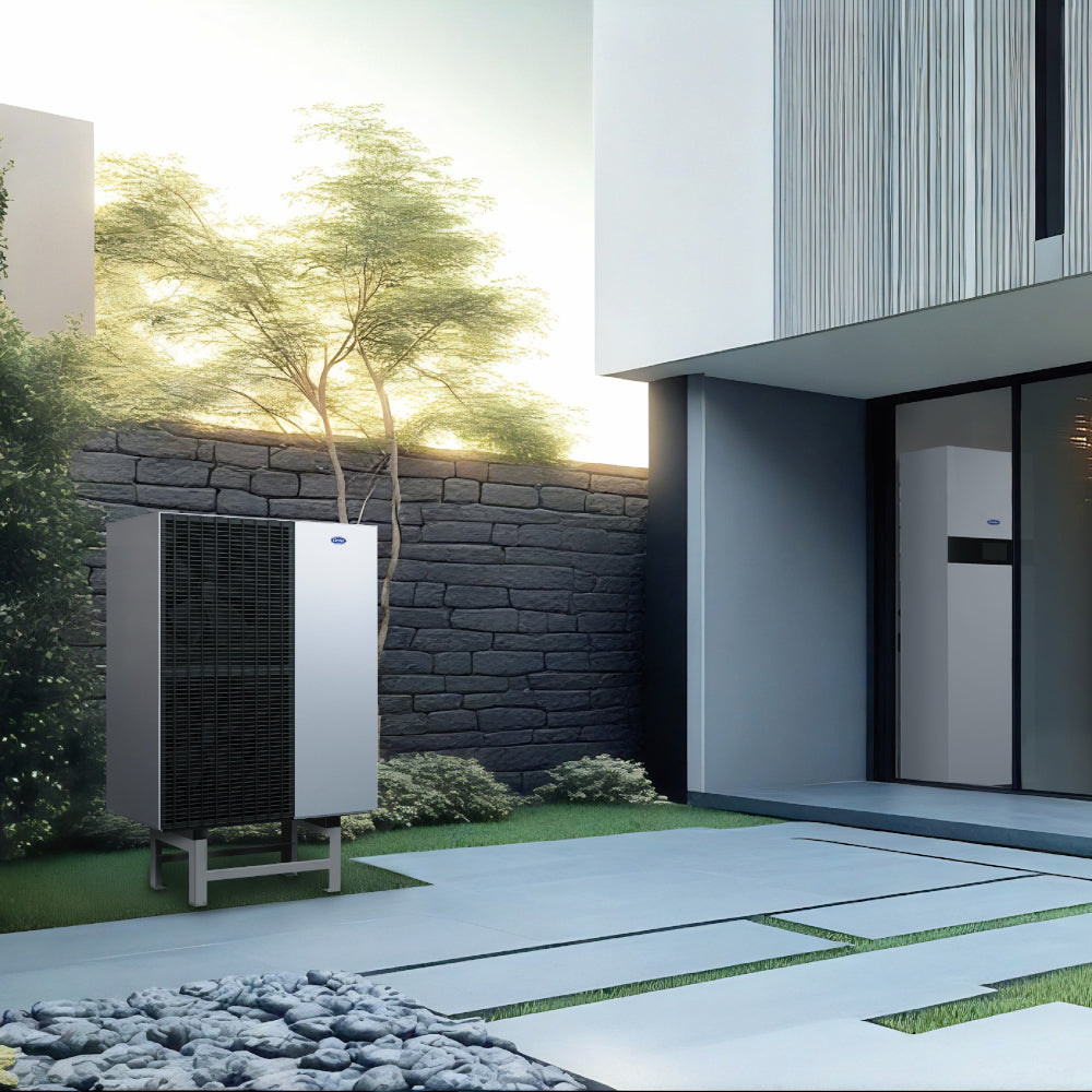 Ausseneinheit der Carrier AquaSnap AWH-NGA vor modernem Haus mit Garten, weisse Fassade und Natursteine | klimaworld.com