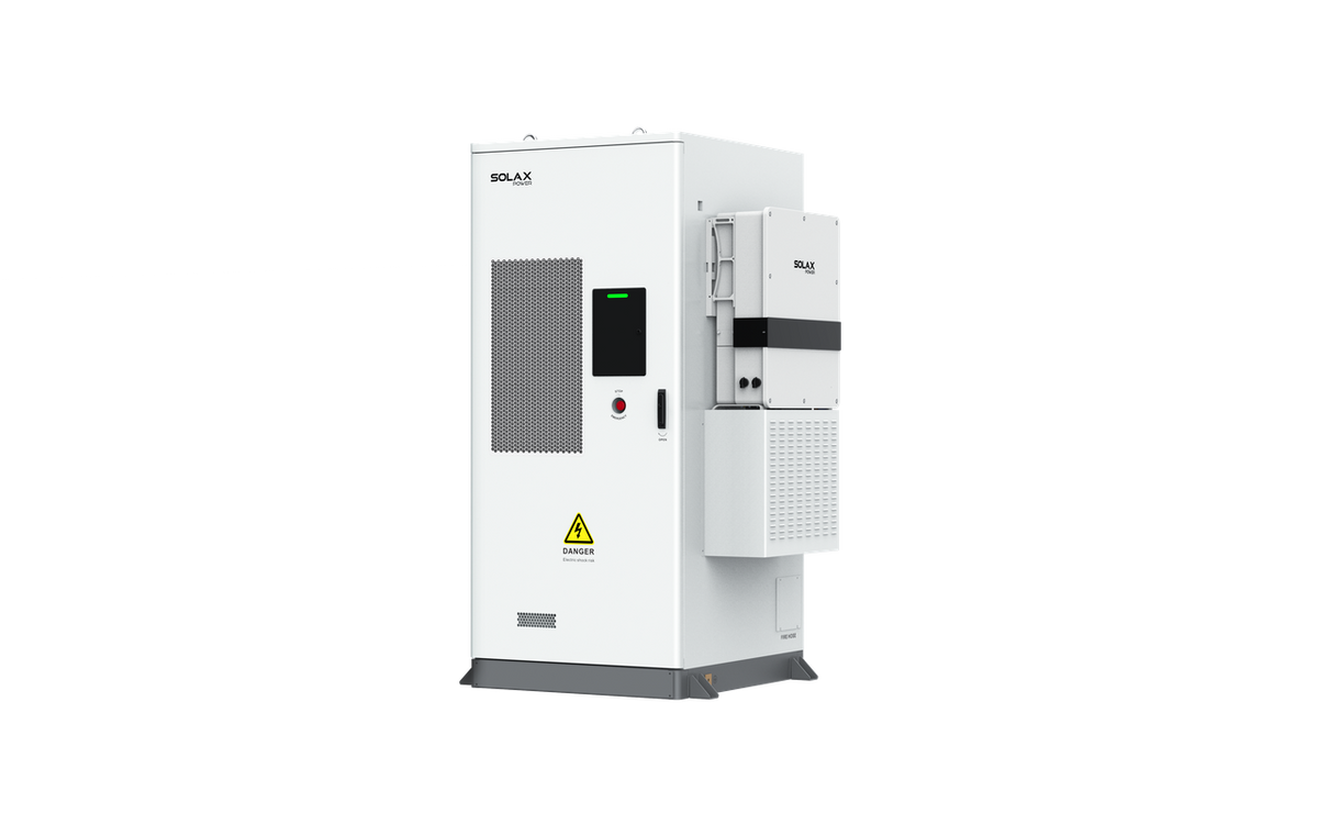 Weißer SolaX AELIO B100 Batterieschrank mit Wechselrichter X3-AELIO-50K Ansicht von schraeg rechts | Klimaworld